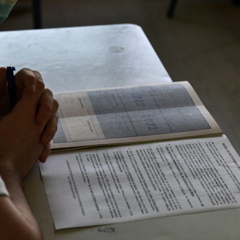 Πανελλήνιες 2022: Υποψήφιος διαβάζει τα θέματα και κρατά στο θρανίο του το τετράδιο