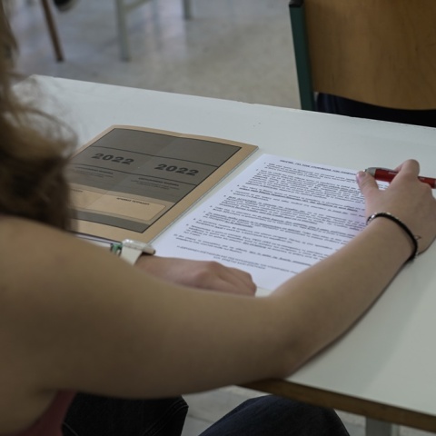 Πανελλήνιες 2022: Υποψήφια διαβάζει τα θέματα και έχει ανοιχτό το τετράδιο απαντήσεων
