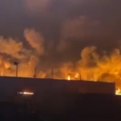 Ασπρόπυργος - φωτιά: Φλόγες πάνω από το εργοστάσιο πλαστικών