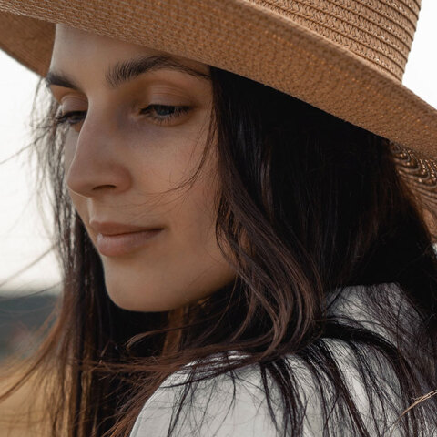 Γυναίκα με ψάθινο καπέλο