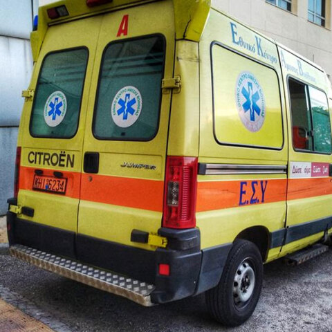 Ασθενοφόρο του ΕΚΑΒ έσπευσε στο σημείο που έπεσε ο 43χρονος στη Θεσσαλονίκη
