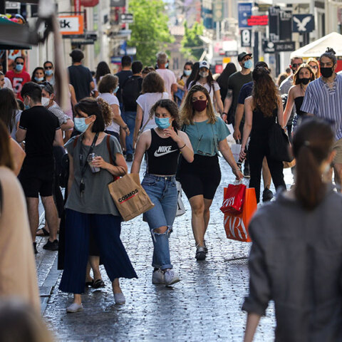 Ανοιχτά μαγαζιά στην Αθήνα του Αγίου Πνεύματος 2022