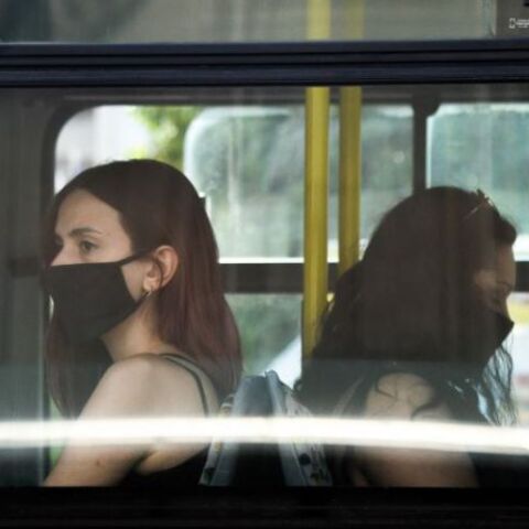 Άνθρωποι με μάσκα στο λεωφορείο