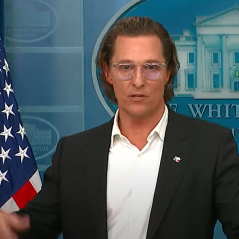 Ο Μάθιου Μακόναχι στην ενημέρωση δημοσιογράφων στον Λευκό Οίκο ζήτησε μέτρα για την οπλοκατοχή