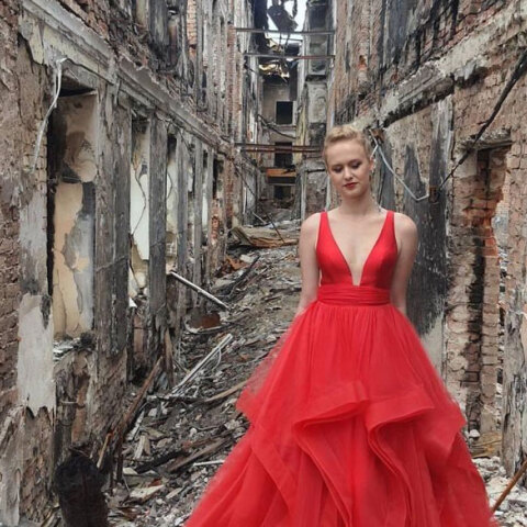 Η Άννα Επίσεβα είναι η μαθήτρια με το κόκκινο φόρεμα στην Ουκρανία