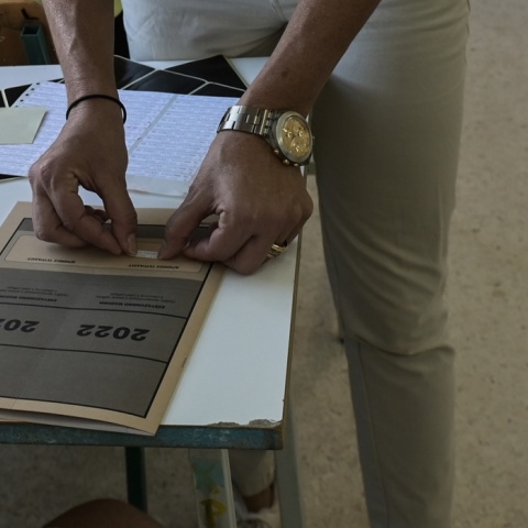 Πανελλήνιες 2022: Επιτηρητής καλύπτει τα στοιχεία υποψηφίου στο τετράδιο απαντήσεων