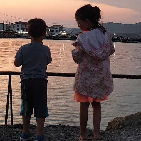 Παιδάκια με φόντο το ηλιοβασίλεμα