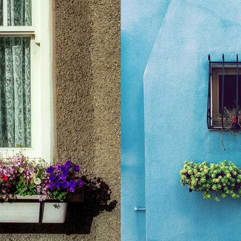 Παράθυρα με ζαρντινιέρες με λουλούδια