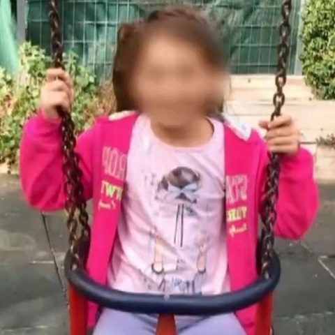 Η Αλεξία σε φωτογραφία πριν τραυματιστεί από αδέσποτη σφαίρα κάνει κούνια