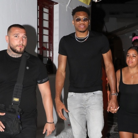 Ο Γιάννης Αντετοκούνμπο συνεχίζει τις διακοπές του στην Πάρο