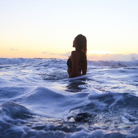 Ένα κορίτσι στην παραλία. 