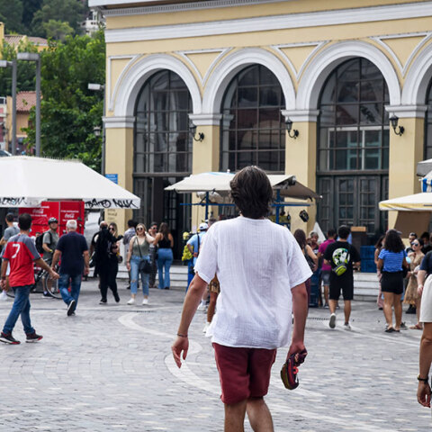 Πολίτες κάνουν βόλτα στο κέντρο της Αθήνας
