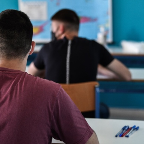Πανελλήνιες 2022: Υποψήφιοι γυρισμένοι πλάτη κάθονται στο θρανίο και αναμένουν την εξέταση