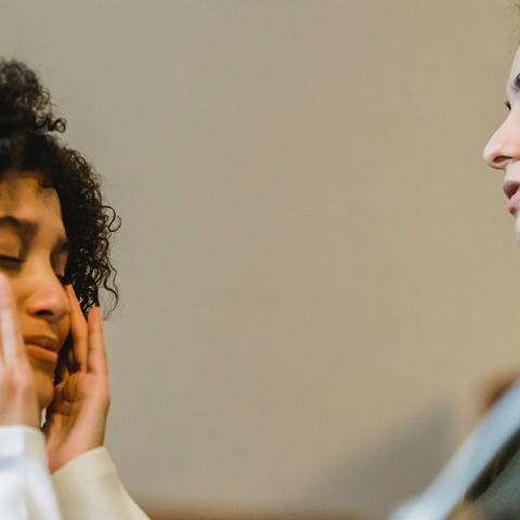 Κοπέλα που παρηγορεί τη φίλη της που κλαίει