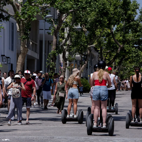 Ανοιχτά καταστήματα, μαγαζιά και σούπερ μάρκετ στην Αθήνα του Αγίου Πνεύματος 2022