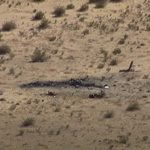 Ό,τι απέμεινε από το στρατιωτικό αεροσκάφος στην Καλιφόρνια που συνετρίβη