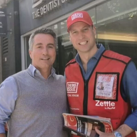 Ο πρίγκιπας Ουίλιαμ έγινε πωλητής γνωστού περιοδικού δρόμου στο Λονδίνο