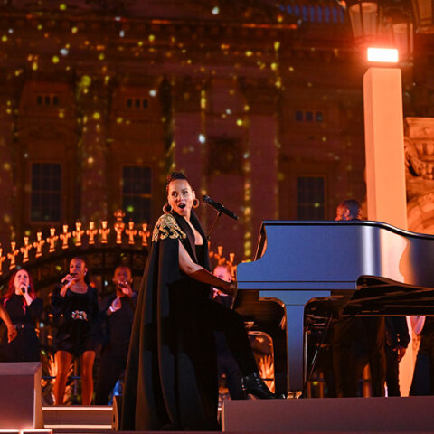 Η Αλίσια Κις ερμηνεύει στο πιάνο τραγούδια της στη συναυλία για τη βασίλισσα Ελισάβετ στο Λονδίνο