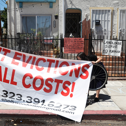 Πανό διαμρτυρίας για τις εξώσεις στην Αμερική