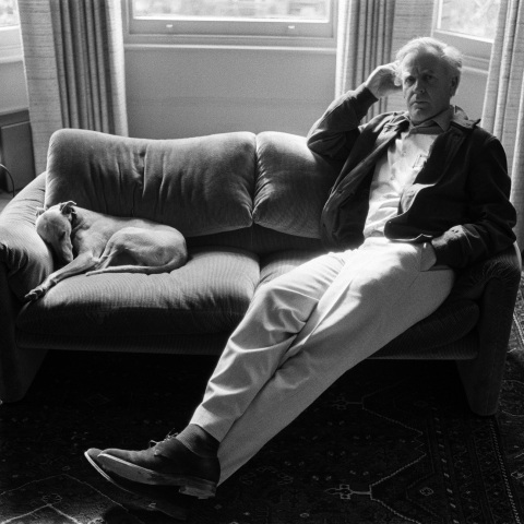 Ο συγγραφέας Τζον Λε Καρέ στον καναπέ του μαζί με ένα σκύλο