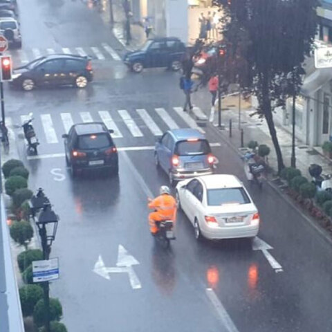 Έντονη βροχή στον Βόλο έφερε η κακοκαιρία Genesis