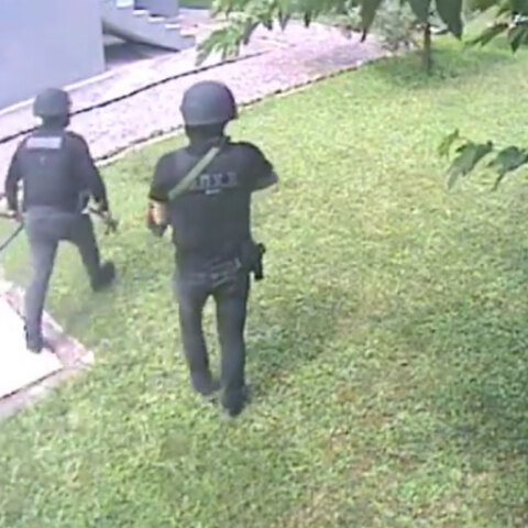 Αστυνομικοί μπαίνουν στη βίλα με την κοκαΐνη στη Θεσσαλονίκη