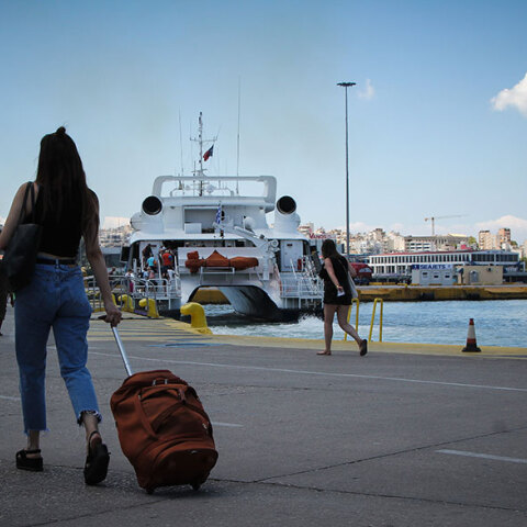 Εκδρομείς για το τριήμερο Αγίου Πνεύματος φεύγουν με πλοία από τον Πειραιά