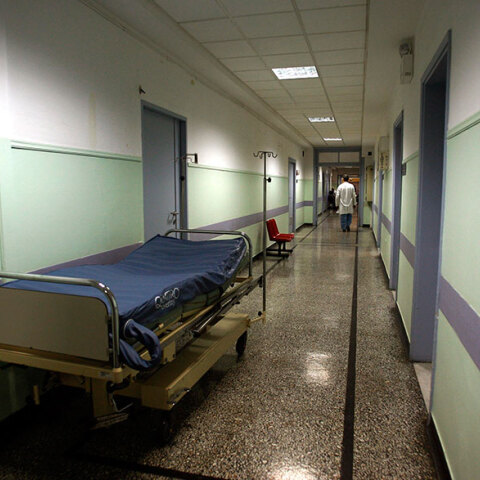 Σε σοβαρή κατάσταση στο νοσοκομείο ο 60χρονος που βρέθηκε μαχαιρωμένος στην Καλλιθέα