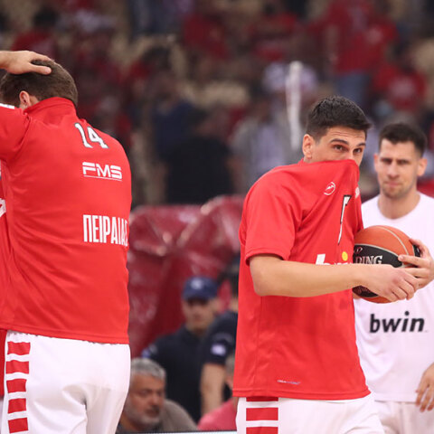 Παίκτες του Ολυμπιακού δυσκολεύονται να αναπνεύσουν από τα δακρυγόνα στο ΣΕΦ