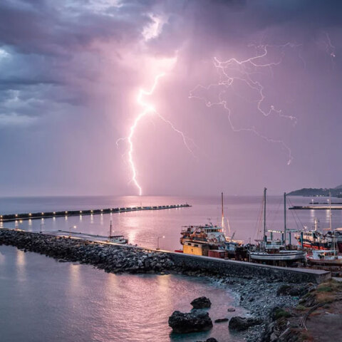 Κεραυνός στο Καρλόβασι της Σάμου, καθώς η κακοκαιρία Genesis πλησιάζει το νησί
