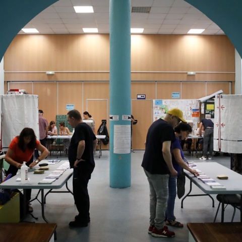 Γαλλία - βουλευτικές εκλογές: Ψηφοφόροι στέκονται μπροστά από τις κάλπες και ασκούν το εκλογικό τους δικαίωμα