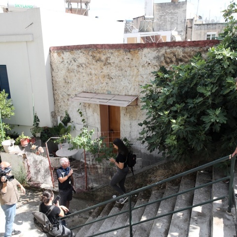 Νεκρή γυναίκα στου Γκύζη - Κάμερες και δημοσιογράφοι έξω από το σπίτι όπου βρέθηκε νεκρή