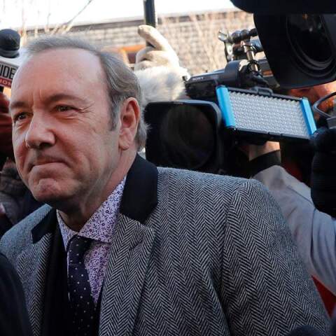 Η βρετανική αστυνομία κατηγορεί τον Κέβιν Σπέισι για σεξουαλικά εγκλήματα