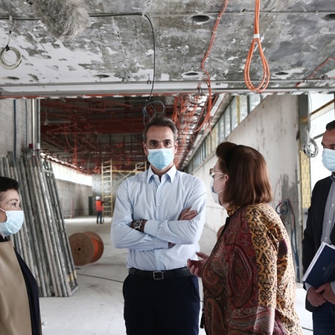 Ο Κυριάκος Μητσοτάκης με τη Μαρίνα Λαμπράκη Πλάκα και τη Λίνα Μενδώνη