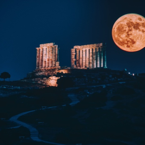 Πανσέληνος της φράουλας στο Σούνιο πίσω από τον Ναό του Ποσειδώνα
