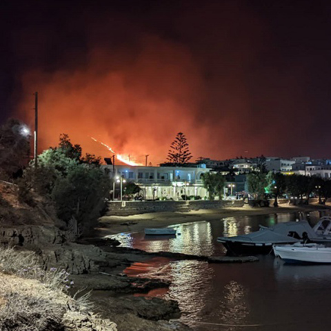 Φωτιά στην Πάρο: Αναζωπυρώσεις τα ξημερώματα