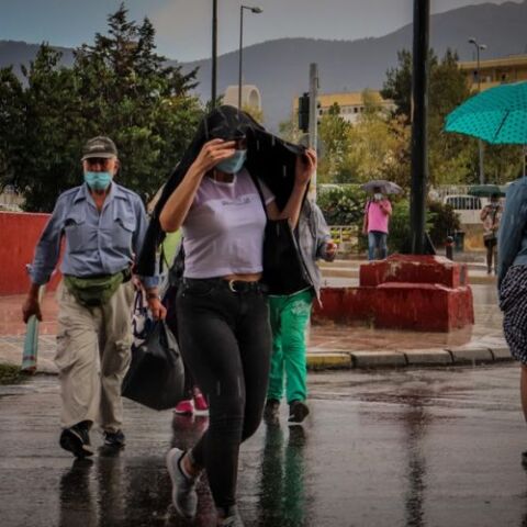 Καταιγίδα - βροχή - Πολίτες με ομπρέλα