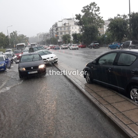 Θεσσαλονίκη: Σφοδρή βροχόπτωση σαρώνει την πόλη – «Ποτάμια» αρκετοί δρόμοι