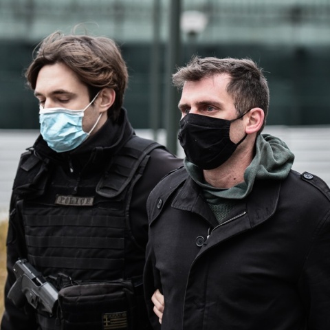 Δίκη προπονητή ιστιοπλοΐας: Ο 39χρονος κατηγορούμενος συνοδευόμενος από αστυνομικό