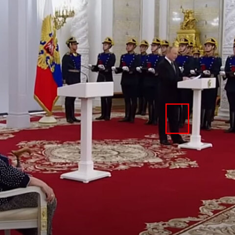 Τα πόδια του Πούτιν λυγίζουν, με τον Ρώσο πρόεδρο να προσπαθεί να κρατηθεί όρθιος