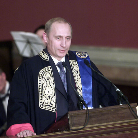 Το 2001 ο Βλαντίμιρ Πούτιν αναγορεύτηκε σε επίτιμο διδάκτορα στο ΕΚΠΑ