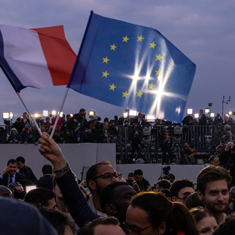 Οι σημαίες της Γαλλίας και της Ευρωπαικής Ένωσης