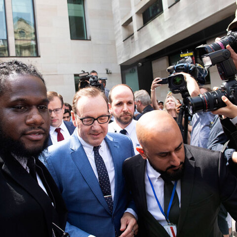 Ο Κέβιν Σπέισι πηγαίνει στο δικαστήριο στο Λονδίνο, κατηγορούμενος για σεξουαλικές επιθέσεις