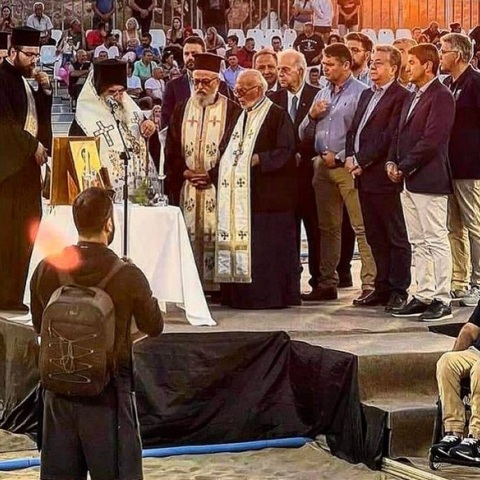 Οι επίσημοι στην εξέδρα, ο πρόεδρος της Παραολυμπιακής Επιτροπής μόνος του