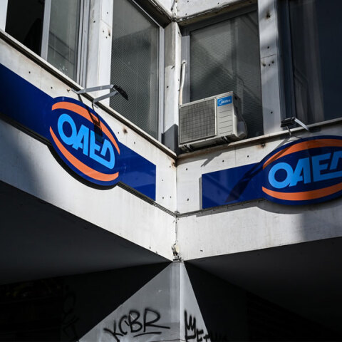 Έως 2.700 ευρώ φθάνει το νέο έκτακτο επίδομα ΟΑΕΔ