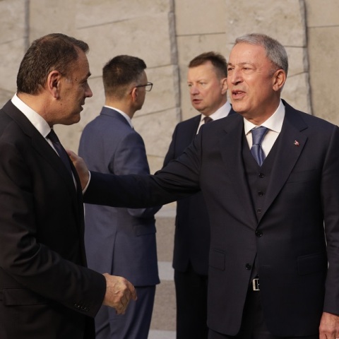 Σύντομη συνομιλία Παναγιωτόπουλου - Ακάρ στις Βρυξέλλες