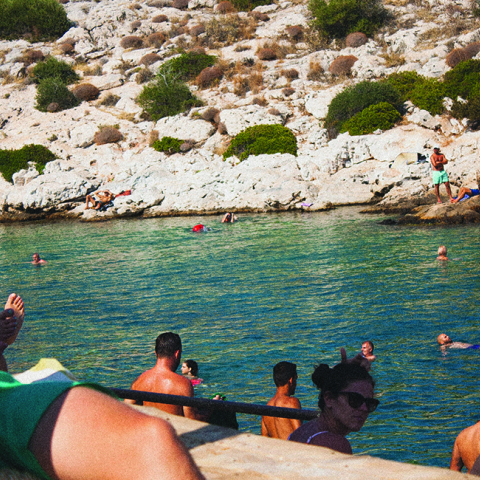 Οι 16 καλύτερες παραλίες για βουτιές εντός Αττικής. 