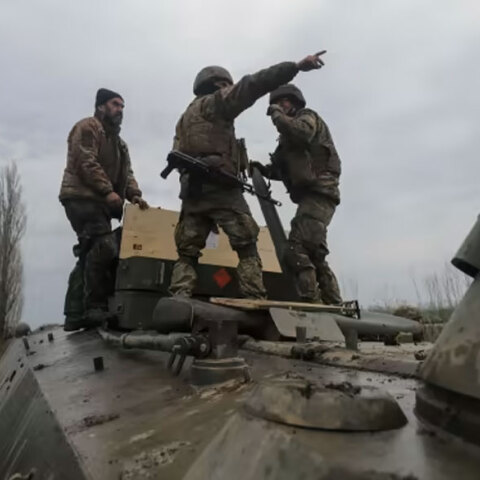 Ουκρανοί στρατιώτες πάνω σε άρμα μάχης στο Ντονμπάς στην Ανατολική Ουκρανία