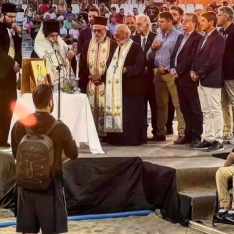 Παπάδες και αξιωματούχοι σε εγκαίνια