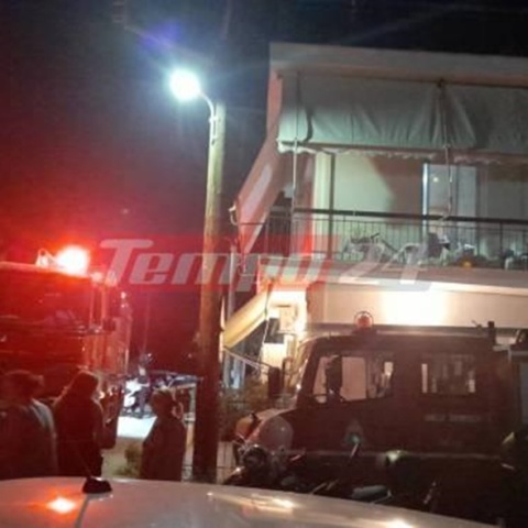 Σπίτι όπου έχει βρεθεί η πυροσβεστική για να σβήσει φωτιά μετά από φωτοβολίδα που ξέφυγε από συναυλία του Βασίλη Παπακωνσταντίνου